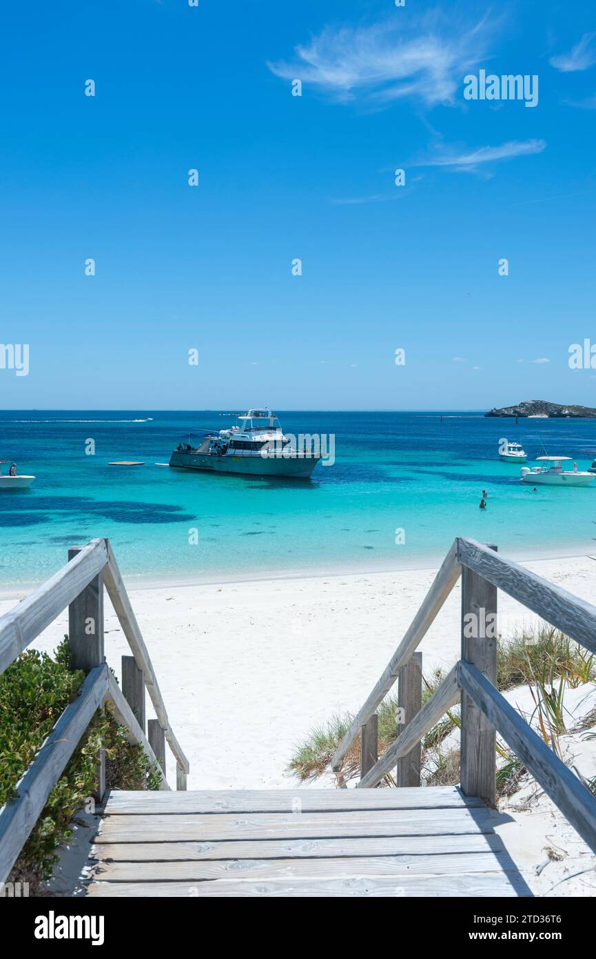 Vue panoramique verticale d'une plage idyllique de sable blanc avec de l'eau turquoise sur Rottnest Island ou Wadjemup, Australie occidentale, Australie Banque D'Images