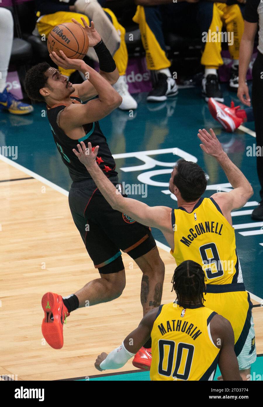 WASHINGTON, DC - 15 DÉCEMBRE : les Wizards de Washington gardent Jordan Poole (13) lors d'un match NBA entre les Wizards de Washington et les Pacers de l'Indiana le 15 décembre 2023, à Capital One Arena, à Washington, DC. (Photo de Tony Quinn/SipaUSA) Banque D'Images