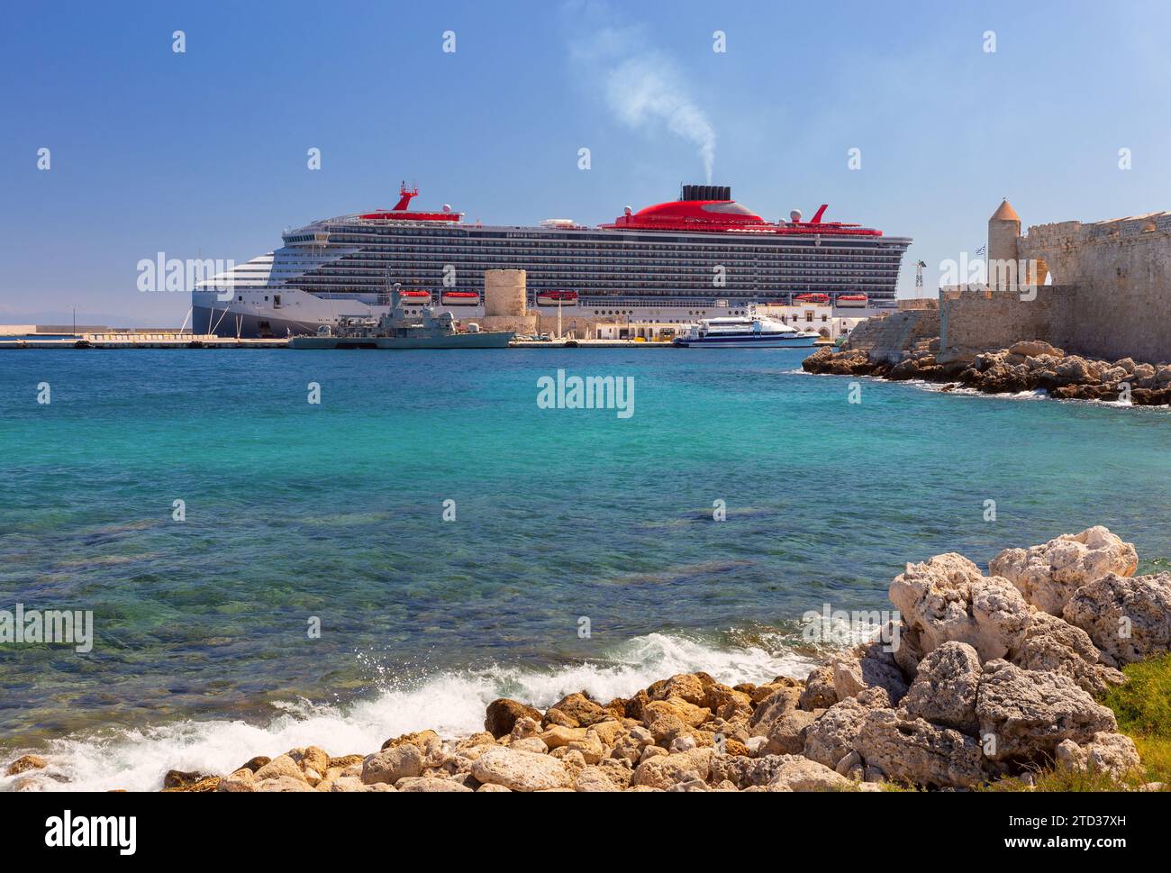 Navires militaires et civils près de la jetée dans le port de mer sur l'île de Rhodes. Grèce. Banque D'Images