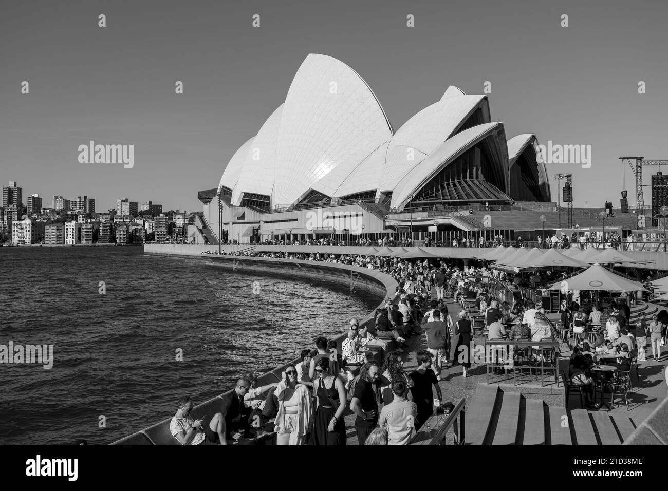 Sydney, Australie : 12-1-2023. Les Australiens se détendent près de l'Opéra de Sydney en noir et blanc Banque D'Images