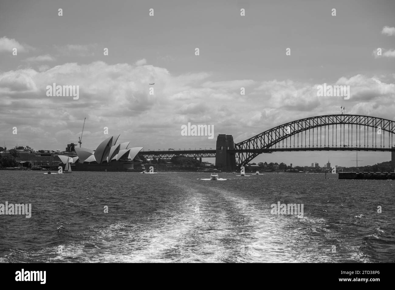 L'Opéra de Sydney et le pont du port de Sydney depuis l'eau en noir et blanc Banque D'Images