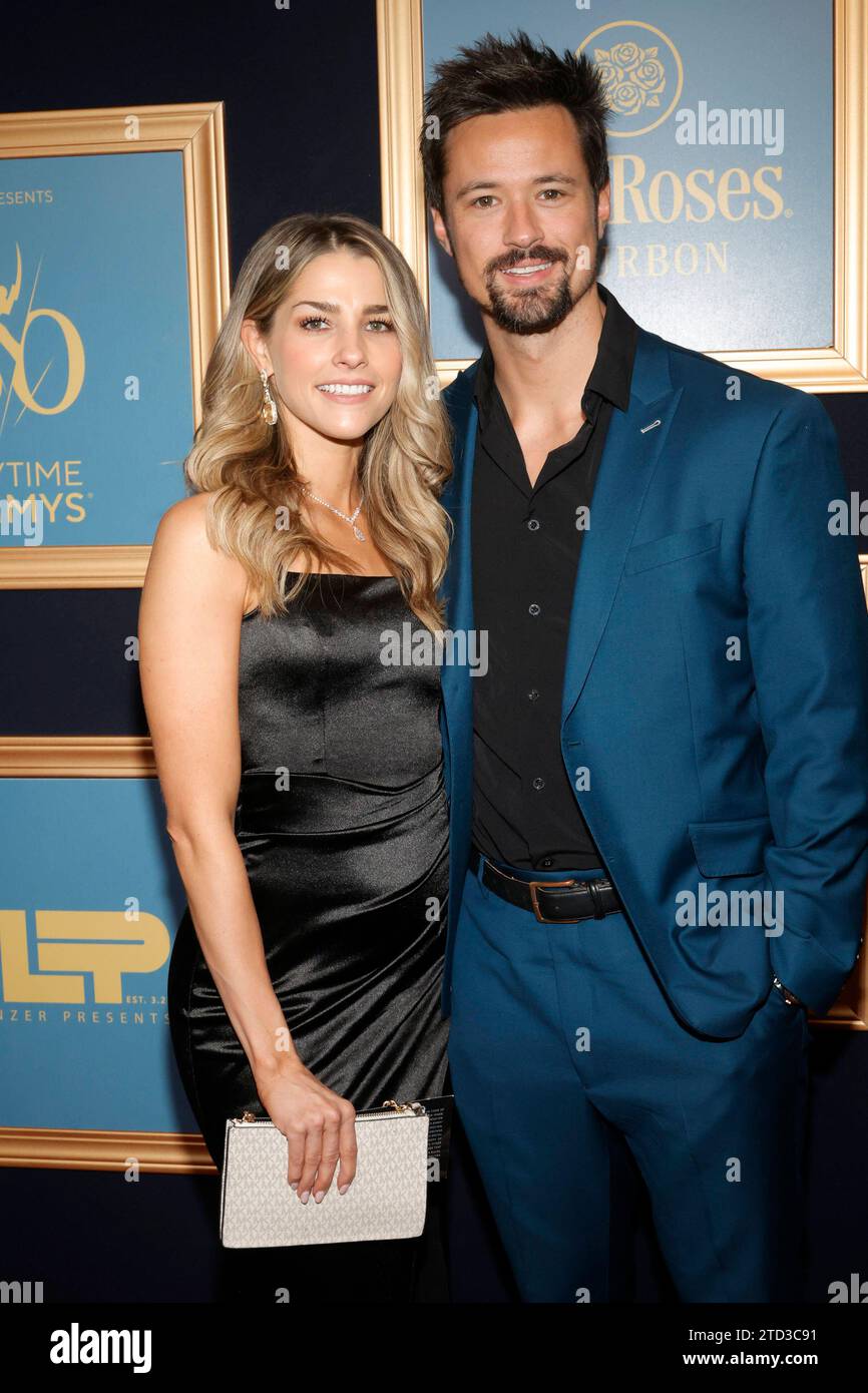 LOS ANGELES, CA - 15 DÉCEMBRE : Brytnee Ratledge et Matthew Atkinson à la 50e cérémonie des Daytime Emmy Awards le 15 décembre 2023 à l'hôtel The Westin Bonaventure à Los Angeles, Californie. Droit d'auteur : xFayexSadoux Banque D'Images