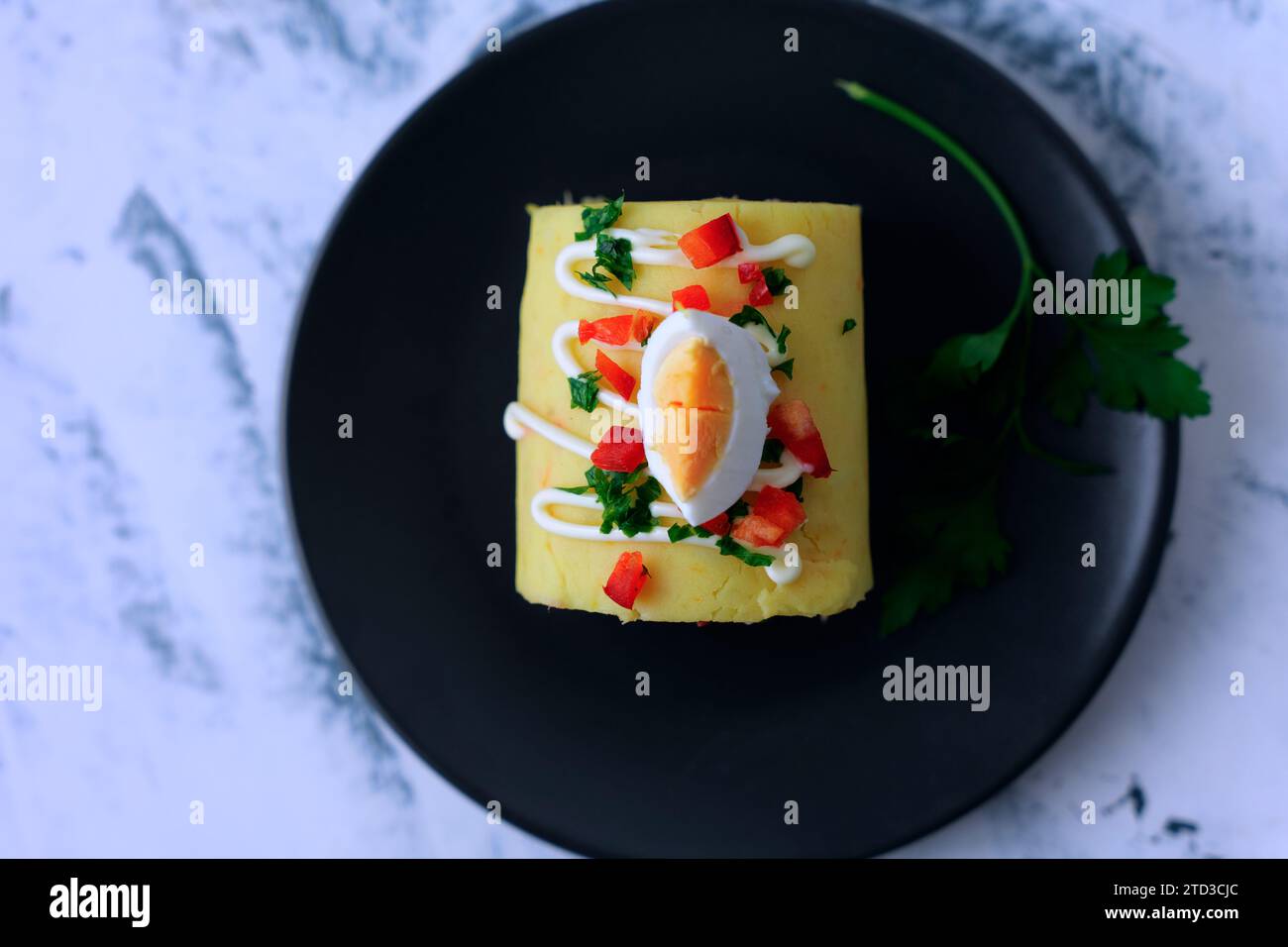 Plat typiquement péruvien appelé causa rellena, qui est servi comme entrée. Banque D'Images