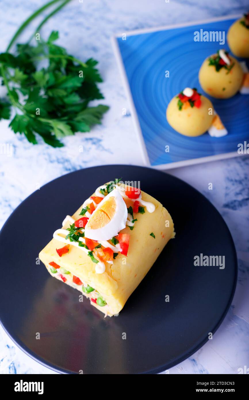 Plat typiquement péruvien appelé causa rellena, qui est servi comme entrée. Banque D'Images