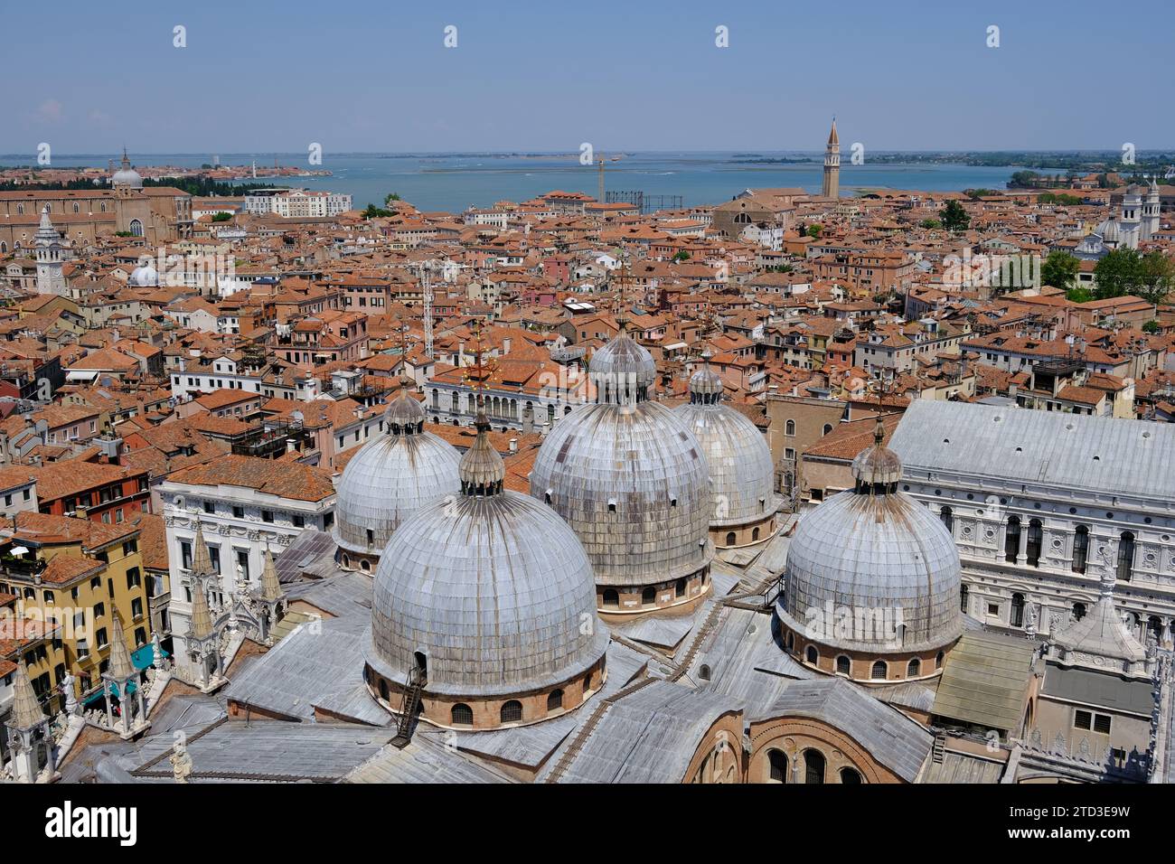 Venise Italie - vue de la tour de la cathédrale Campanile Saint-Marc à la basilique Saint-Marc Banque D'Images