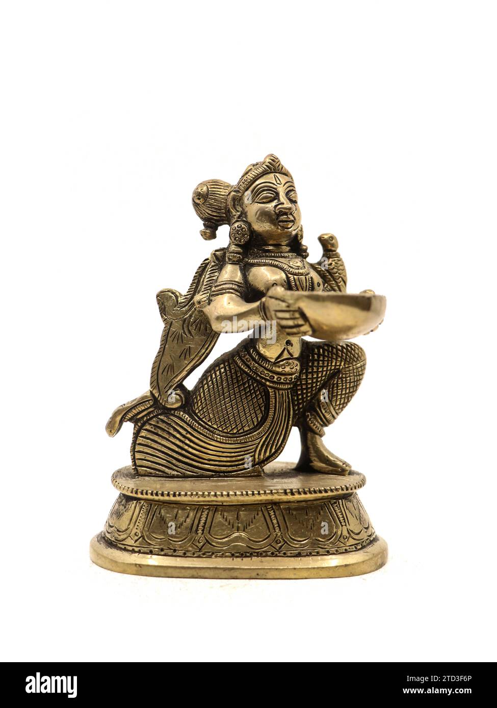 une statue en or souvenir d'une déesse tenant et offrant un bol d'eau bénite qui donne le pouvoir divin isolé dans un fond blanc Banque D'Images