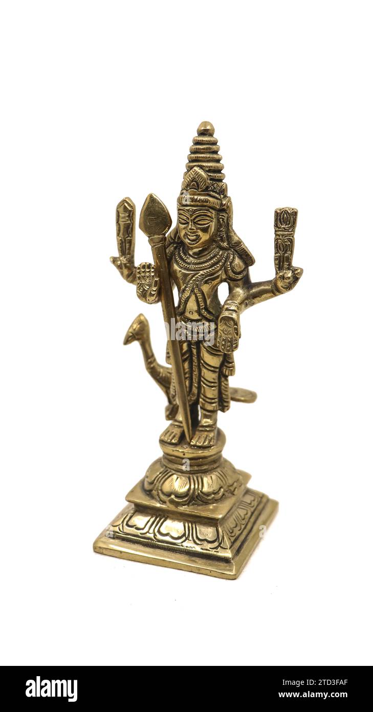 statue du dieu hindou de la guerre subramanya, fils du seigneur shiva avec son animal, un paon isolé dans un fond blanc Banque D'Images