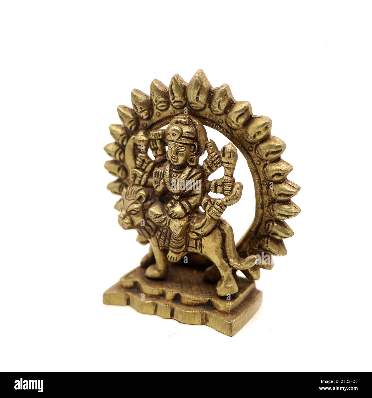 statue de la déesse durga devi de la religion hindoue tenant plusieurs armes dans ses nombreux bras, assise sur son lion Banque D'Images