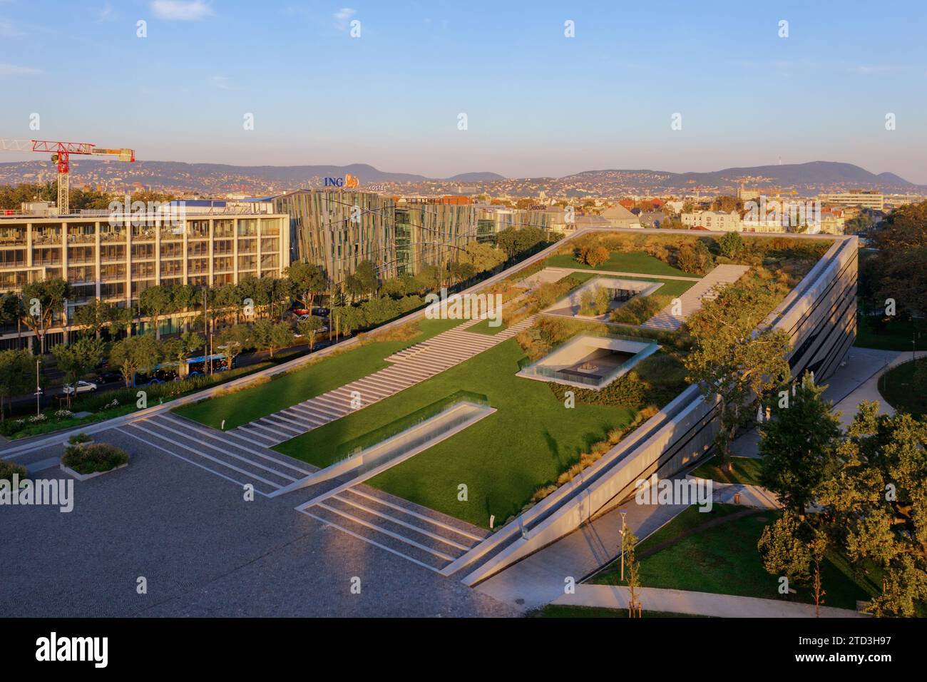 Vue rapprochée aérienne sur le jardin sur le toit du Musée d'Ethnographie au parc de la ville Budapest. Banque D'Images