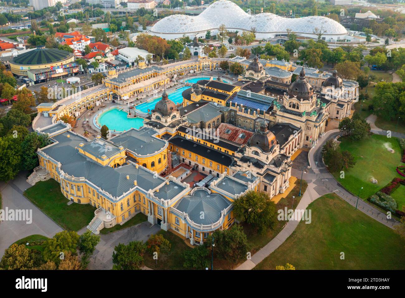 Budapest, Hongrie - vue aérienne sur le bain thermal Szechenyi à côté du parc de la ville. Biodome à l'arrière-plan. Banque D'Images