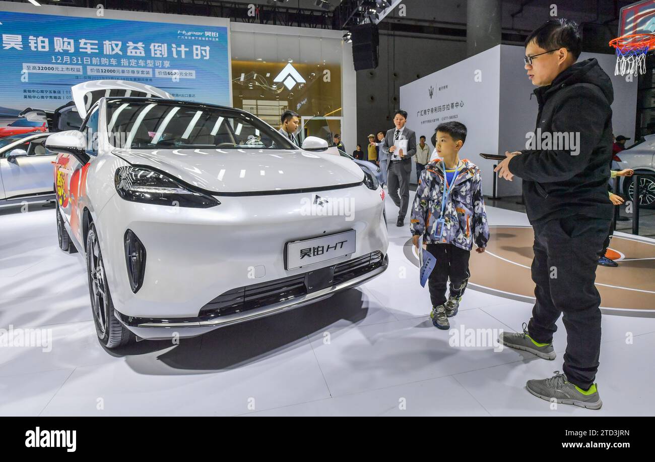 Nanning, province du Guangxi, Chine. 16 décembre 2023. Les visiteurs regardent le véhicule électrique Hyper GT à la 16e exposition internationale de l'automobile Chine-ASEAN (Nanning) à Nanning, province du Guangxi, Chine, le 16 décembre 2023. (Photo Costfoto/NurPhoto) crédit : NurPhoto SRL/Alamy Live News Banque D'Images