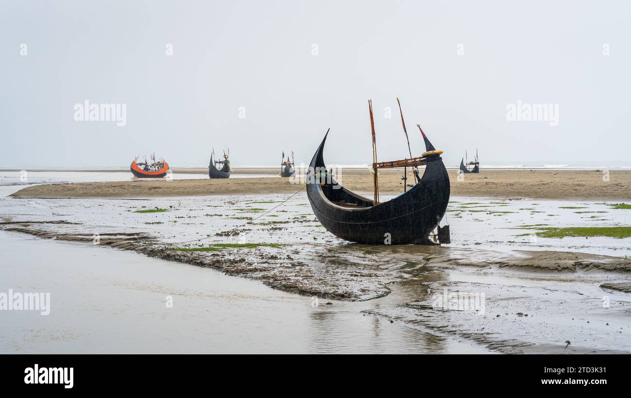 Panorama panoramique de beaux bateaux de pêche traditionnels en bois connus sous le nom de moon boats sur la plage d'Inani, Cox's Bazar, Bangladesh Banque D'Images
