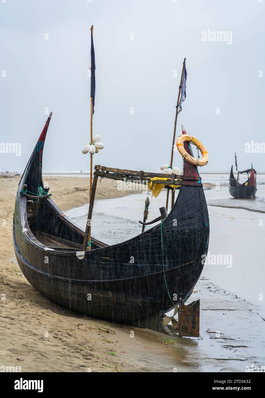 Vue verticale des bateaux de pêche traditionnels pittoresques en bois connus sous le nom de moon boats sur la plage d'Inani, Cox's Bazar, Bangladesh Banque D'Images