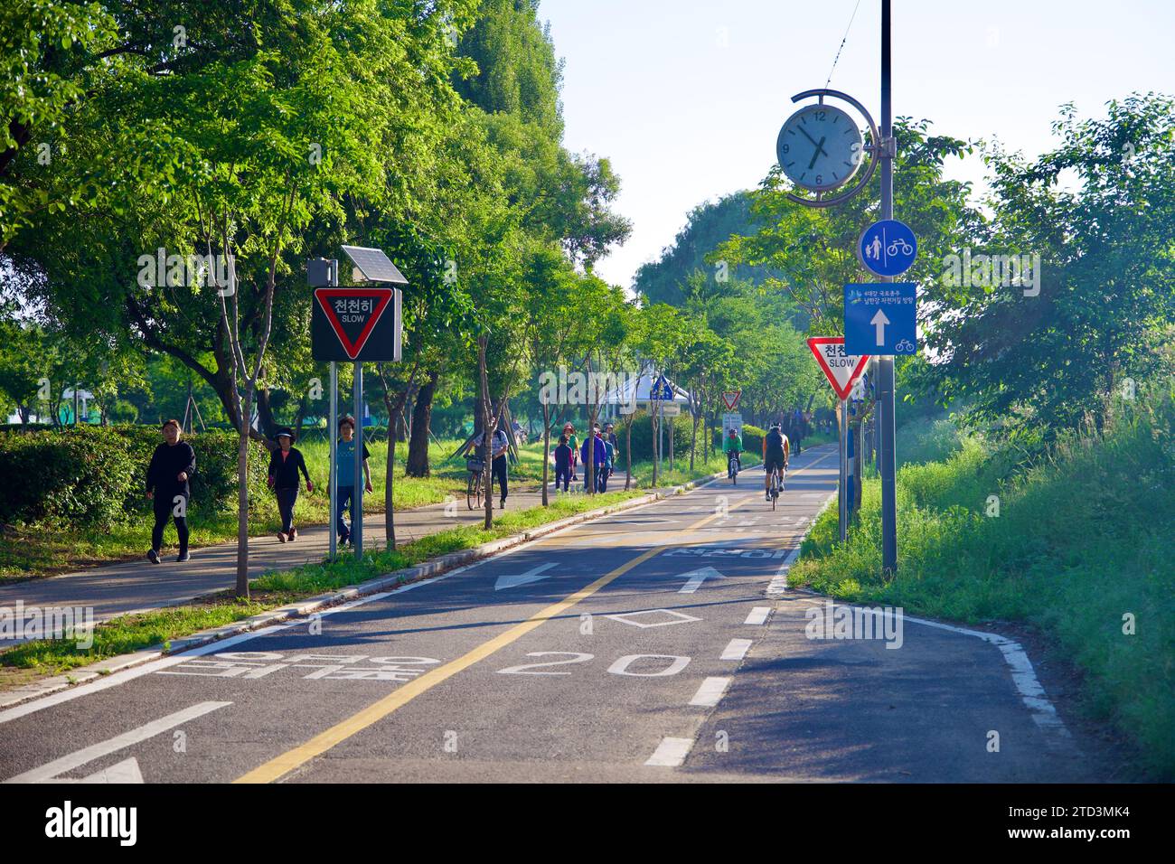 Séoul, Corée du Sud - 2 juin 2023 : le parc Gwangnaru Hangang est animé d'activités, avec des cyclistes sur la piste cyclable et des marcheurs sur la pa piétonne Banque D'Images