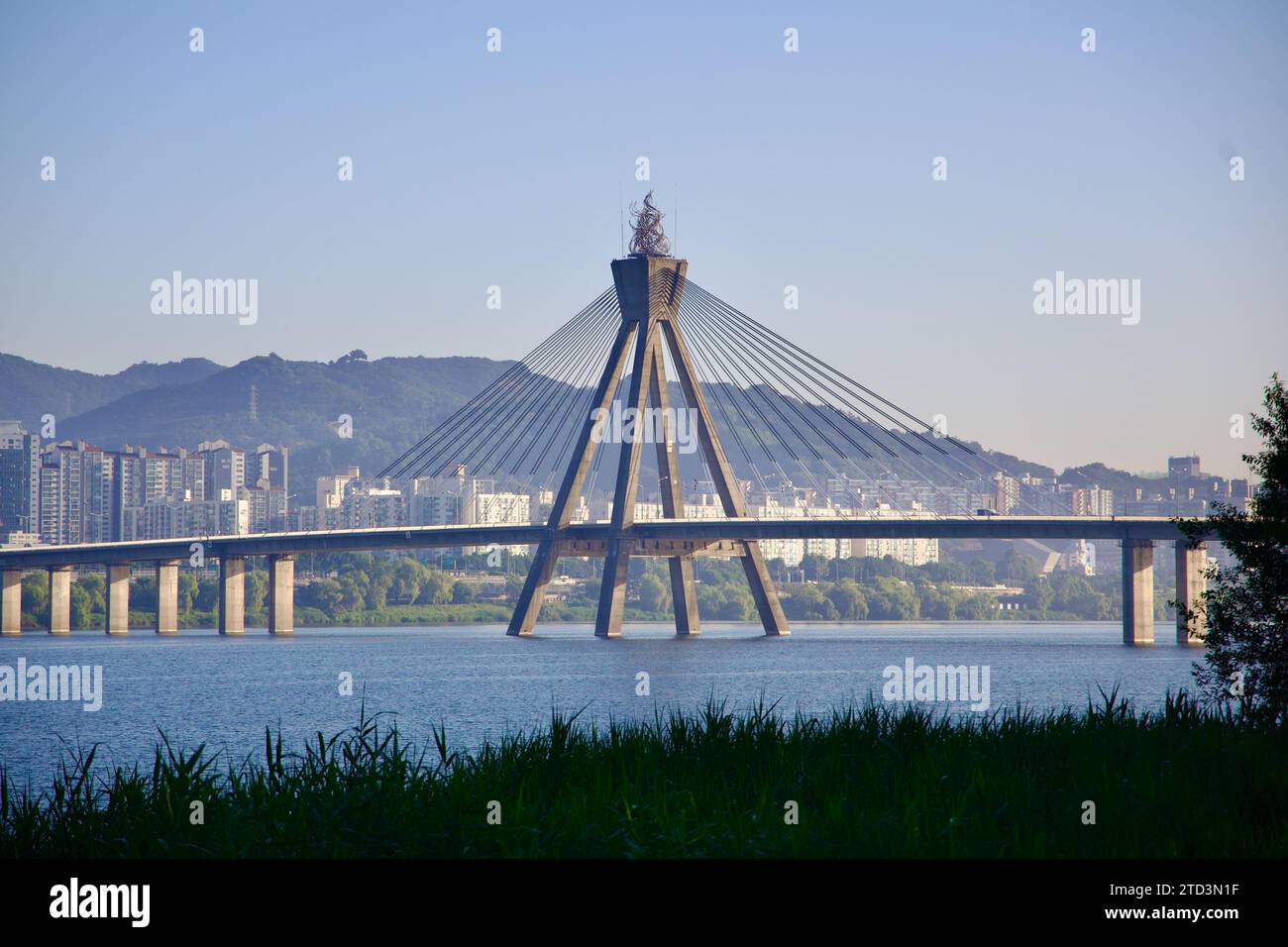 Séoul, Corée du Sud - 2 juin 2023 : le soleil matinal illumine le pont olympique et son mât unique et sa conception de haubanage sur le fleuve Han, vue Banque D'Images