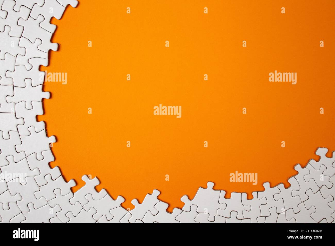 Cadre de puzzle blanc Uni sur fond de couleur orange Banque D'Images