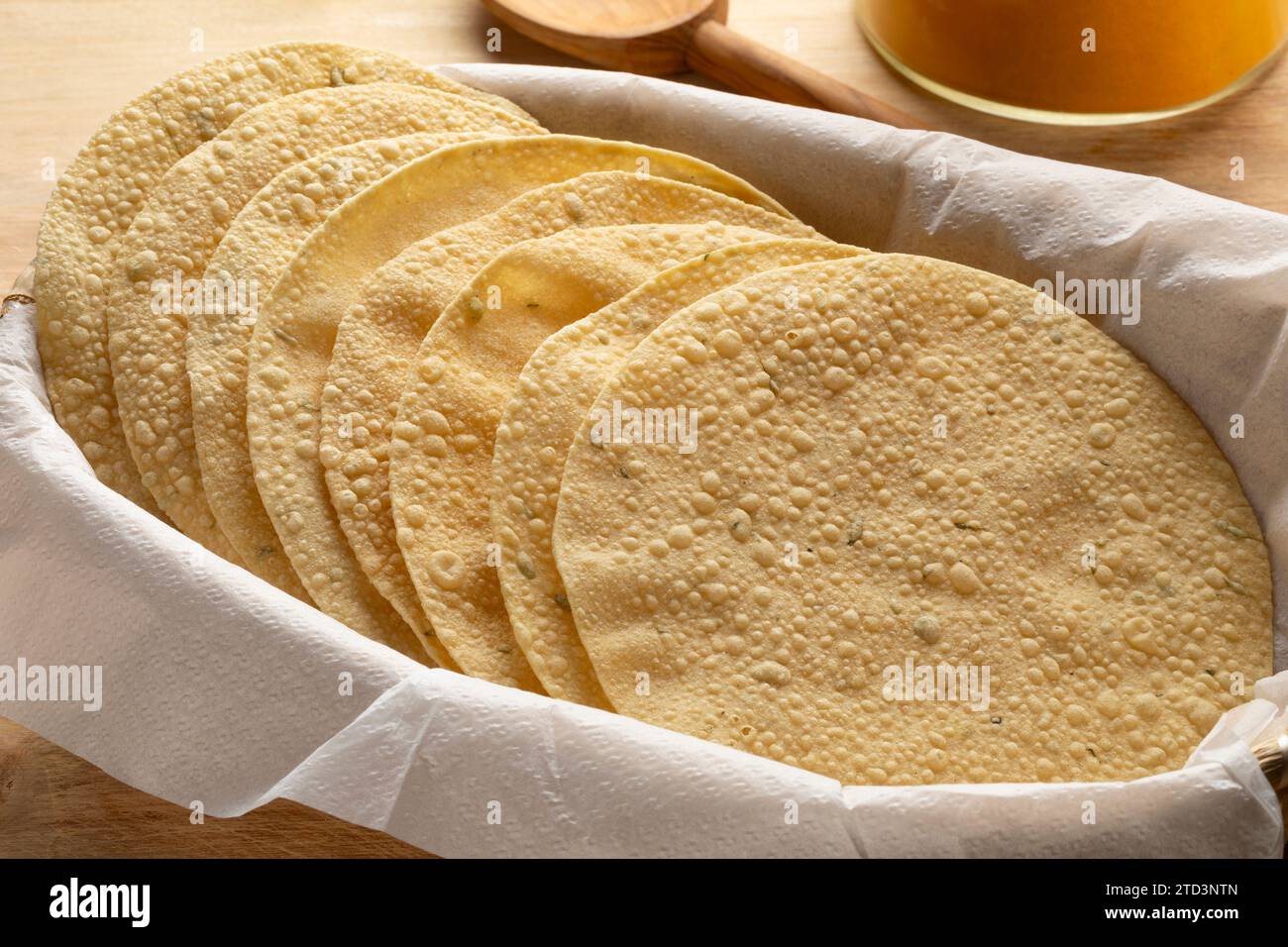 Panier avec des papapadams frais cuits au four pour une collation Banque D'Images