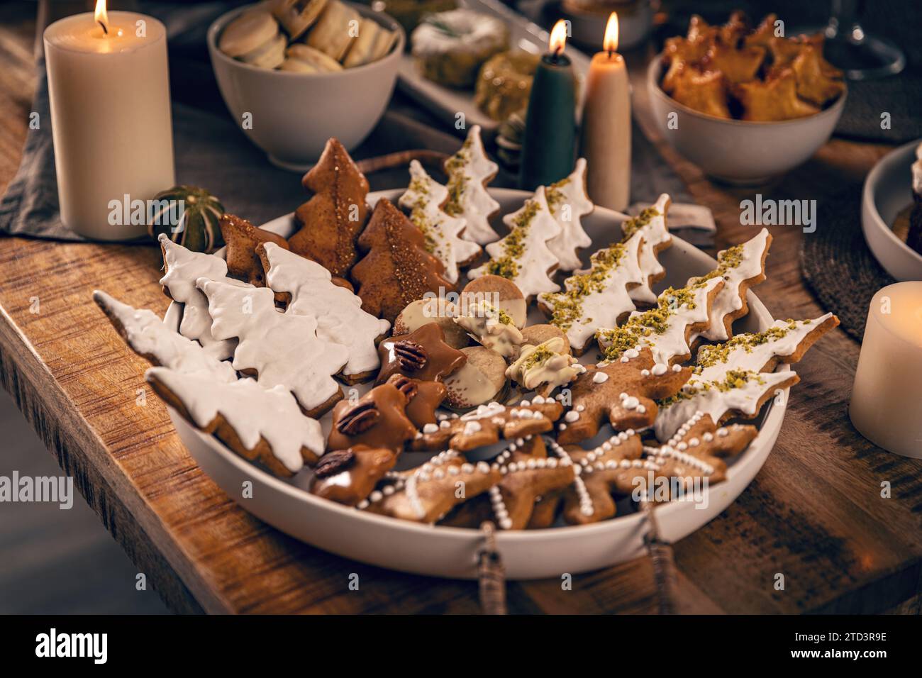 Délicieux biscuits de Noël frais en pain d'épice de différentes formes Banque D'Images