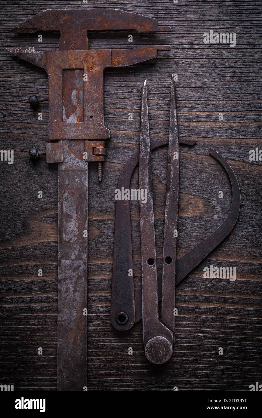 Composition d'échelles de vernier à l'ancienne sur planche de bois vintage Banque D'Images