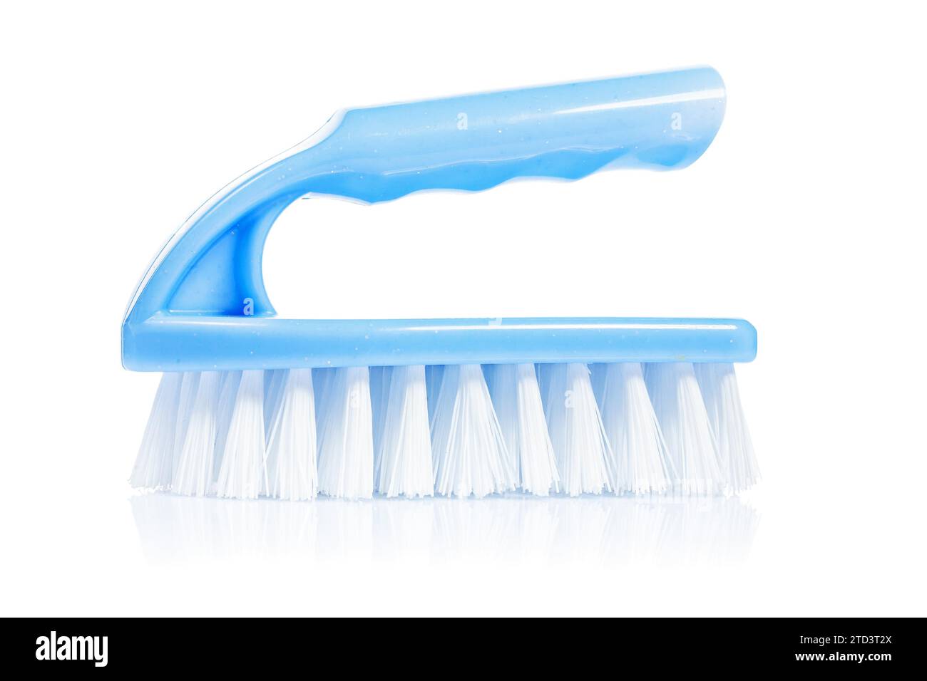 Brosse à récurer de cuisine simple avec poignée bleue isolée sur fond blanc Banque D'Images