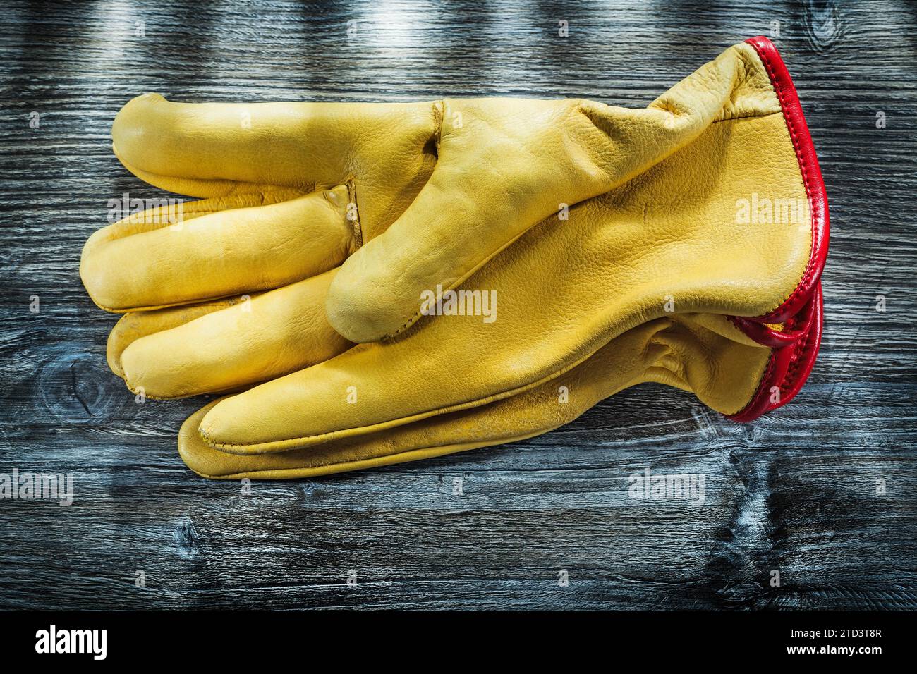 Gants de sécurité sur planche en bois vintage Banque D'Images