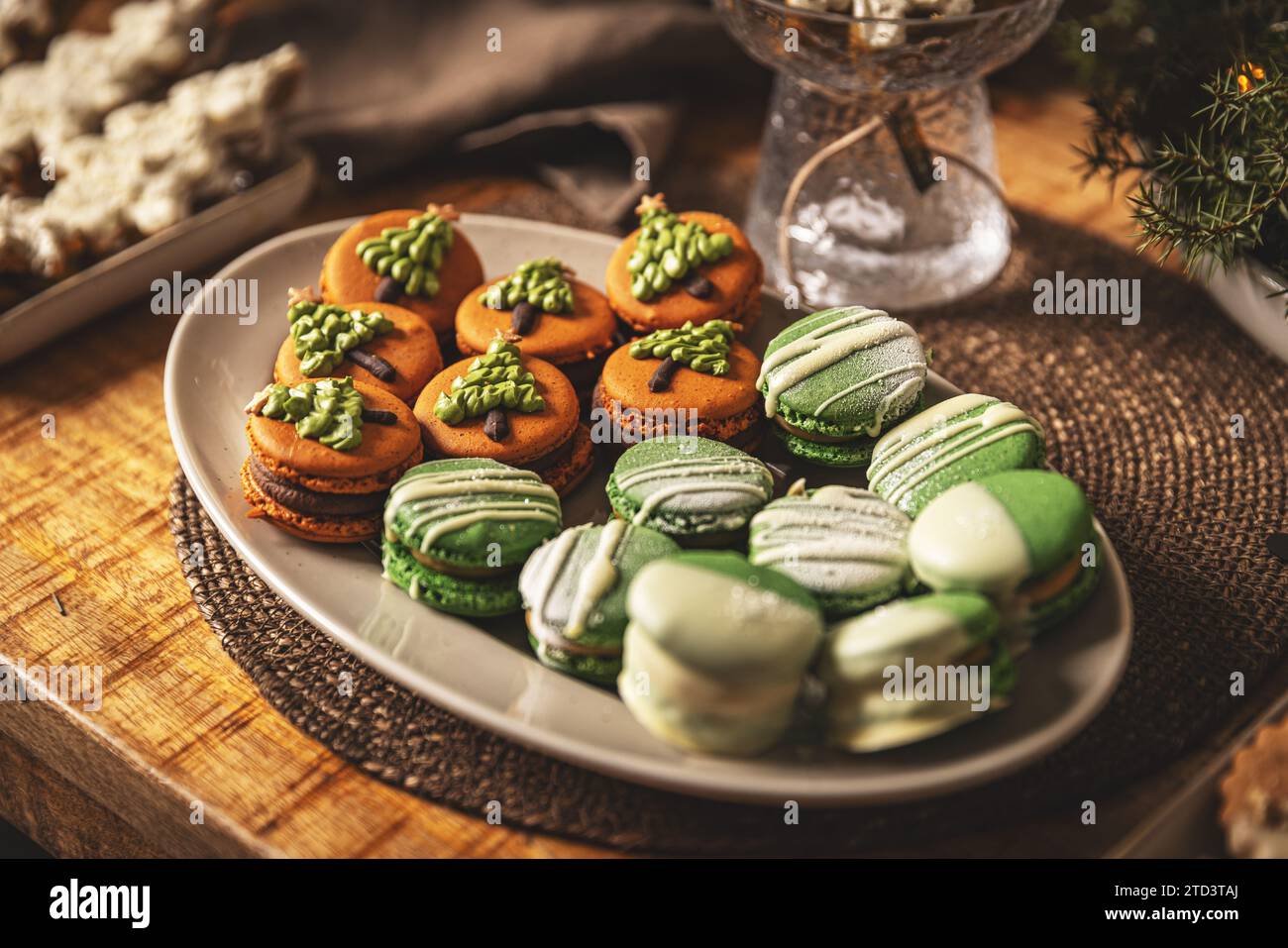 Macarons de Noël joliment décorés sur la table de fête Banque D'Images