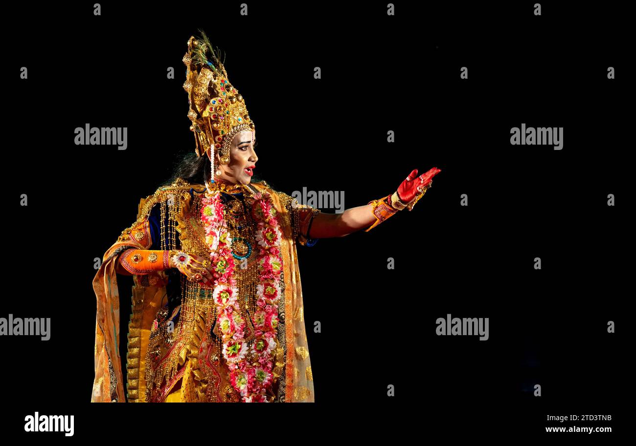 Guwahati, Assam, Inde, le 15 décembre 2023. L'actrice populaire assamaise Barasha Rani Bishaya participe à Lord Krishna lorsqu'elle se produit dans an Assamese Bhaona, à Guwahati, Assam, Inde, le 15 décembre 2023. Bhaona est une forme traditionnelle de jeu en Assam, créée par Srimanta Sankerdeva il y a plusieurs siècles. Crédit : David Talukdar/Alamy Live News Banque D'Images