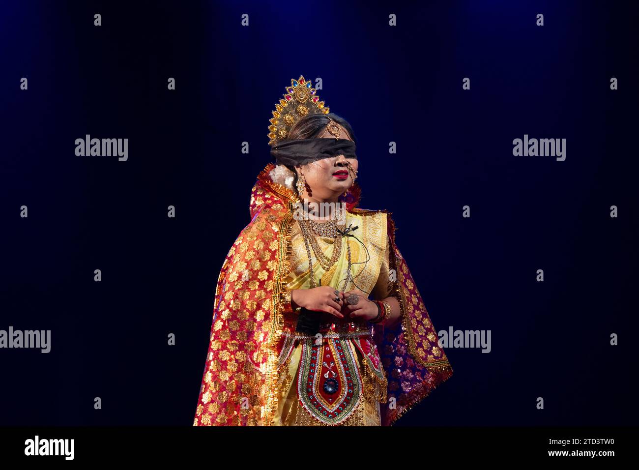 Guwahati, Assam, Inde, le 15 décembre 2023. Une artiste femme prend part au personnage mythologique hindou comme elle se produit dans an Assamese Bhaona, à Guwahati, Assam, Inde le 15 décembre 2023. Bhaona est une forme traditionnelle de jeu en Assam, créée par Srimanta Sankerdeva il y a plusieurs siècles. Crédit : David Talukdar/Alamy Live News Banque D'Images