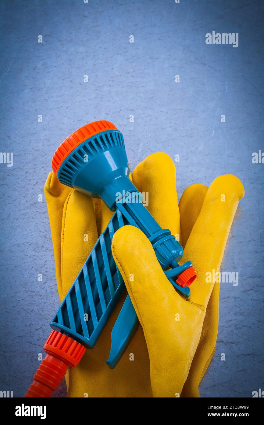 Paire de gants de travail de protection en cuir avec gicleurs d'eau de jardin Banque D'Images