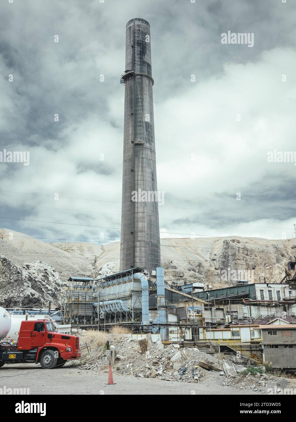Cheminée de la fonderie, au premier plan un tas de déblais contaminé par des résidus de métaux lourds, la Oroya, Pérou Banque D'Images