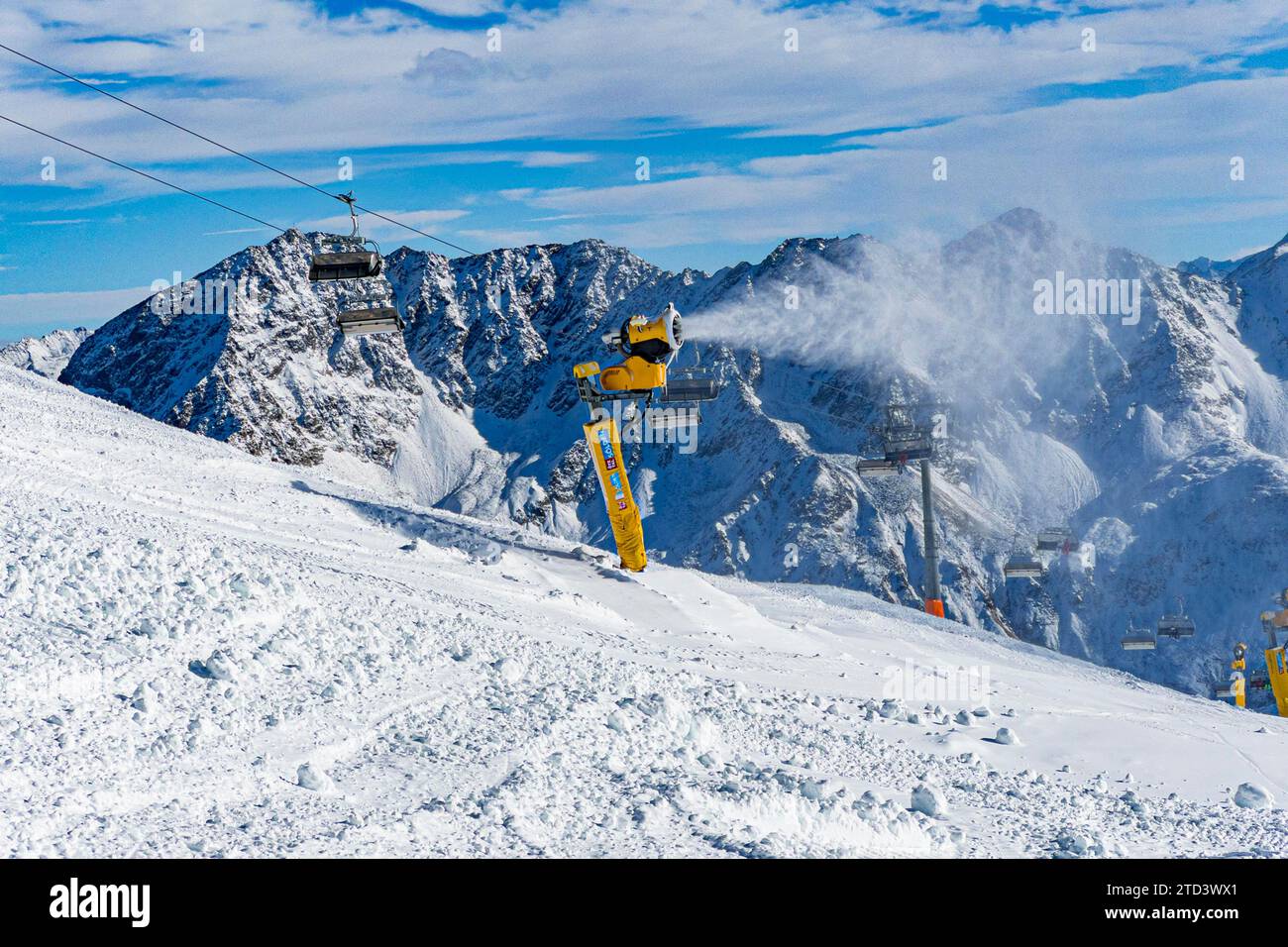 Canons à neige en fonctionnement, piste de ski de Mutkogel, Tiefenbachferner, domaine skiable du glacier, Soelden, Oetztal, Tyrol Banque D'Images