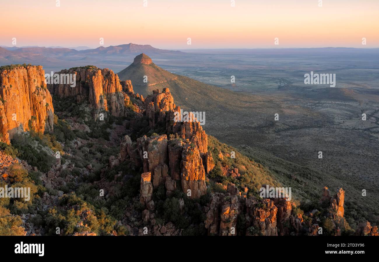 Vue de la Vallée de la Désolation au coucher du soleil, aiguilles rocheuses érodées en dolorite, parc national de Camdeboo, Graaff-Reinet, Cap oriental, Afrique du Sud Banque D'Images