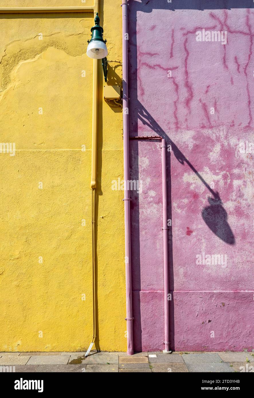 Façade de maison violette et jaune avec lampadaire, maisons colorées sur l'île de Burano, Venise, Vénétie, Italie Banque D'Images