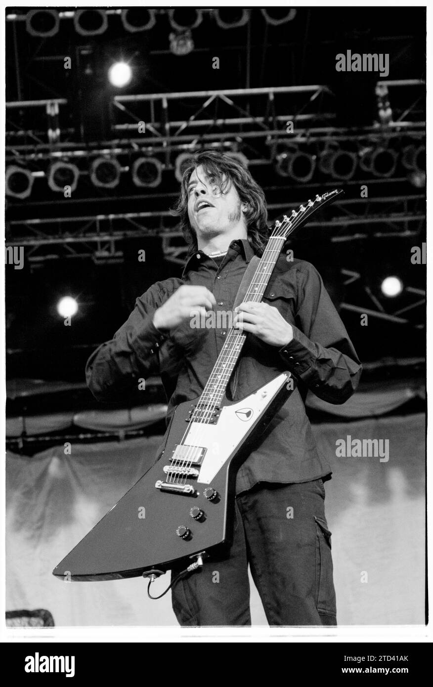 DAVE GROHL, FOO FIGHTERS, LECTURE 2000 : Dave Grohl des Foo Fighters avec son emblématique Gibson Explorer Guitar de 1990 au Reading Festival en Angleterre, Royaume-Uni, le 25 août 2000. Les Foo Fighters tournent avec leur 3e album studio There is Nothing Left to Lose sorti en 1999. Photo : Rob Watkins Banque D'Images