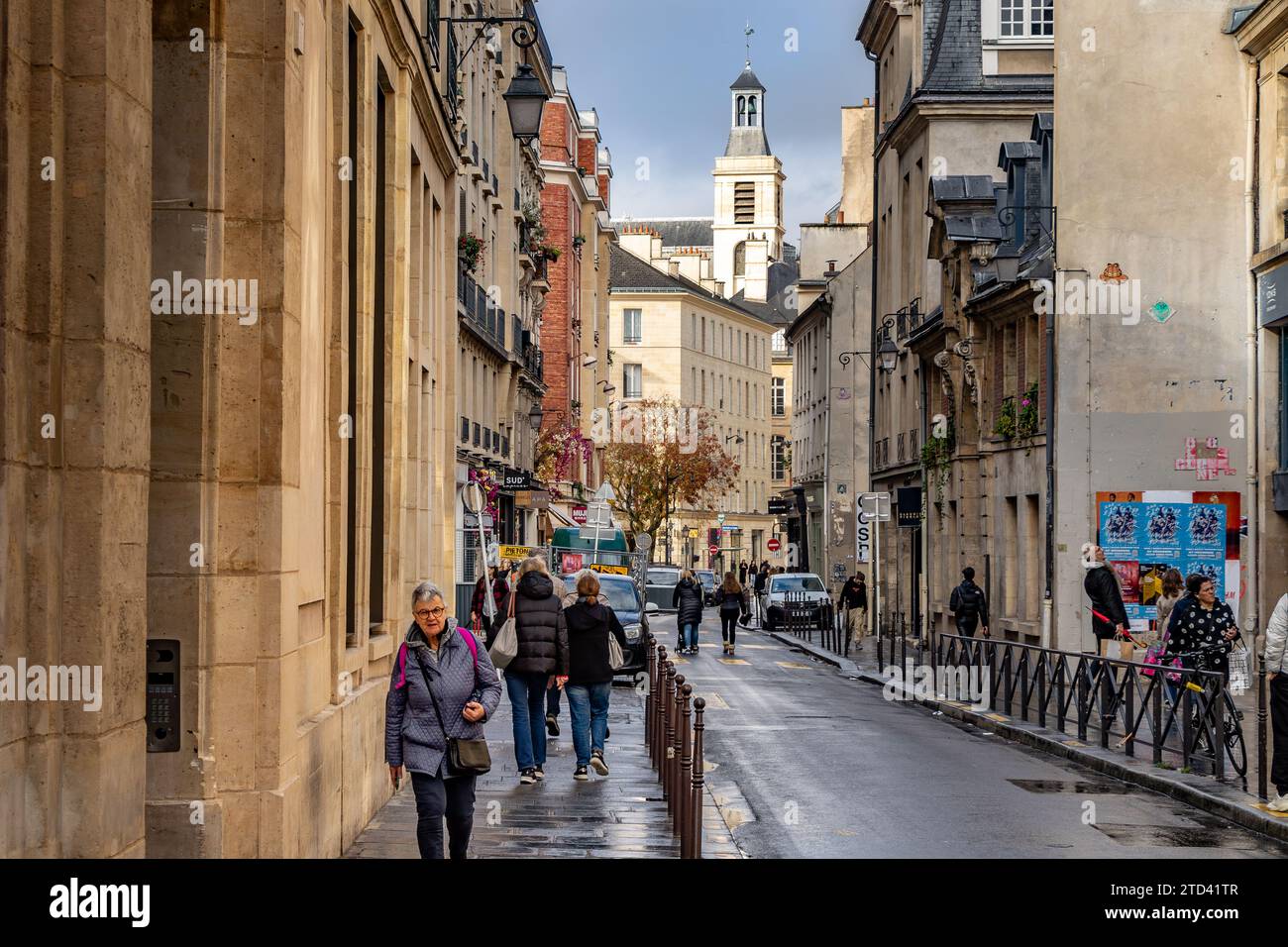 Les gens marchent le long de la rue des Francs-Bourgeois une rue dans le quartier du Marais à Paris, France Banque D'Images