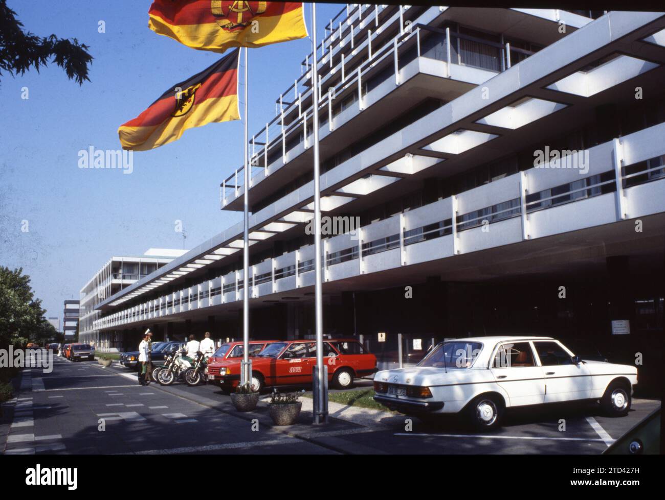 DEU, Allemagne : les diapositives historiques des années 84-85 r, Bonn Cologne. Aéroport sur 9.7.84 drapeau BRD-DDR battant Banque D'Images