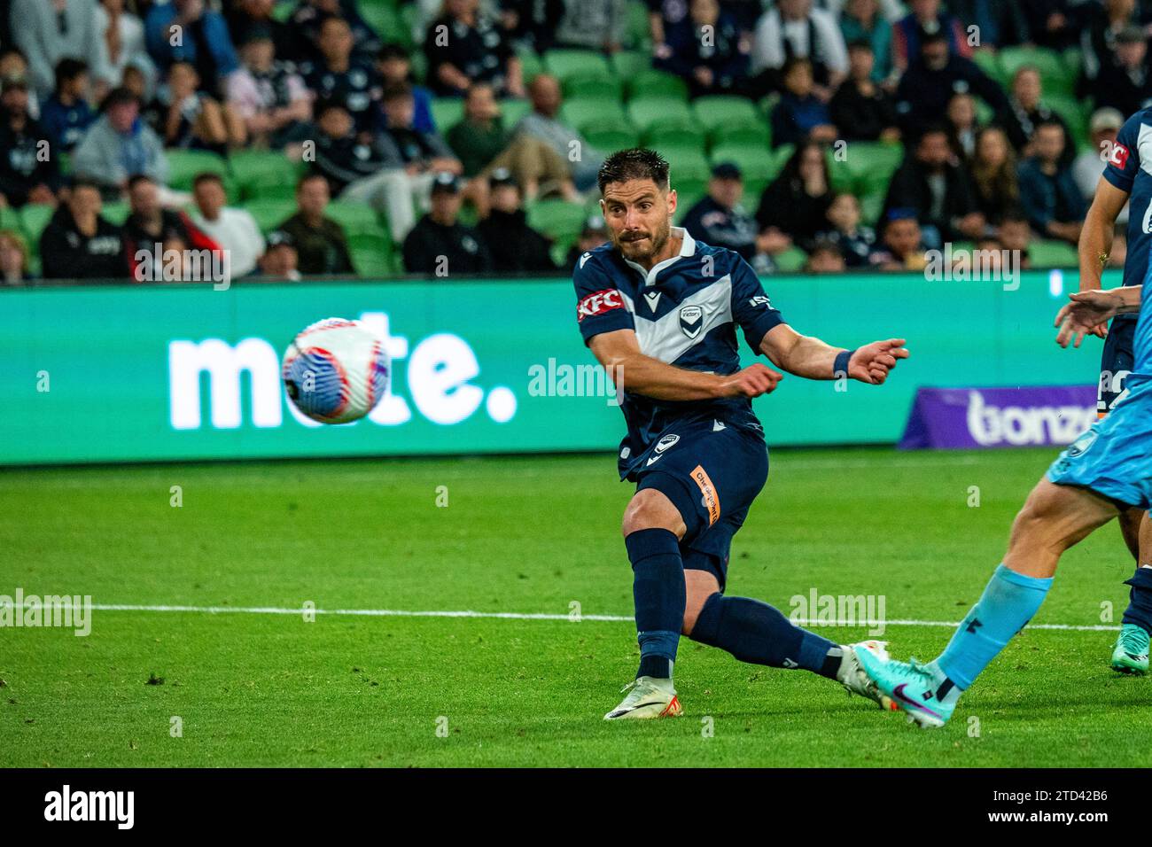 Melbourne, Australie. 16 décembre 2023. Melbourne Victory FC Fornaroli (#10) tire à domicile le 3e but du match. Crédit : James Forrester/Alamy Live News Banque D'Images