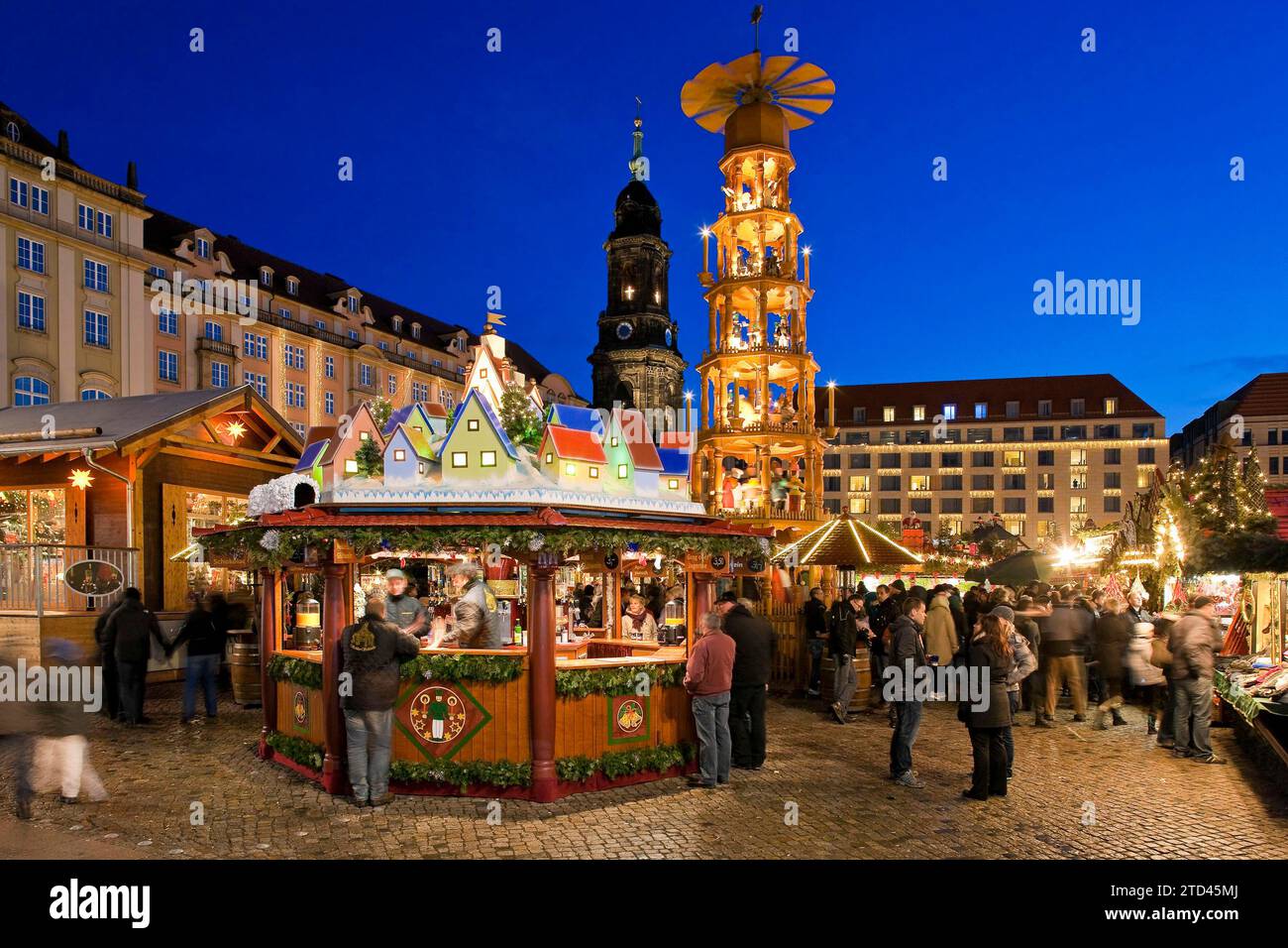 Le Striezelmarkt, qui se tient depuis 1434, est le plus ancien marché