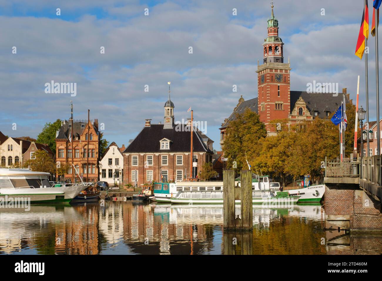 Hôtel de ville historique et pont-bascule, port, rivière Leda, Leer, Frise orientale, basse-Saxe, Allemagne Banque D'Images