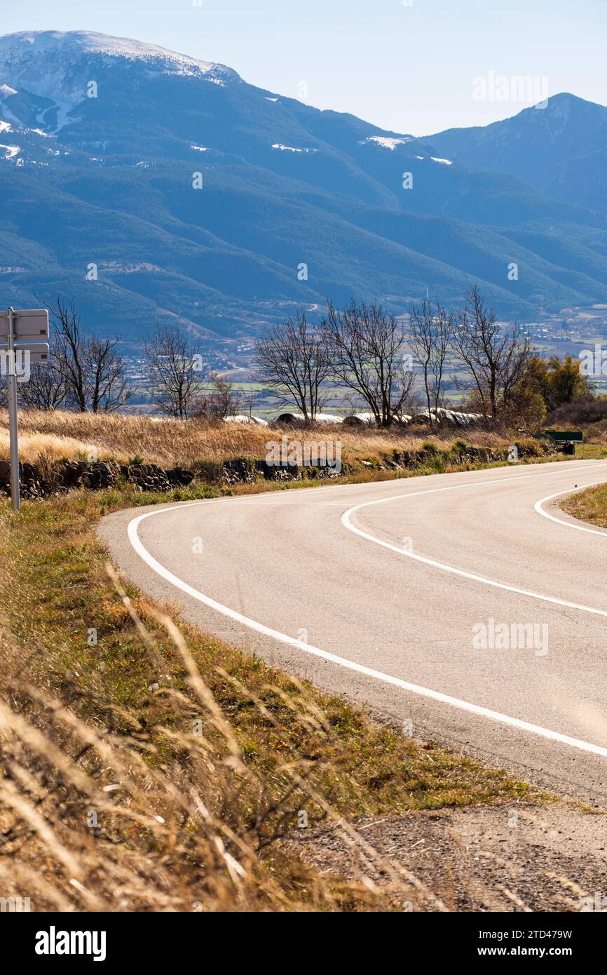 Route de campagne dans la région de Cerdagne dans la province ou Gérone en Catalogne en Espagne Banque D'Images