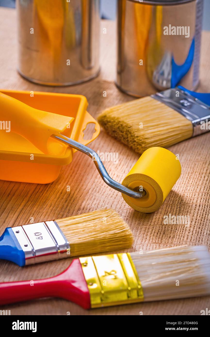 Grand ensemble d'outils de peinture sur planche de bois brosses Roller Tins Banque D'Images