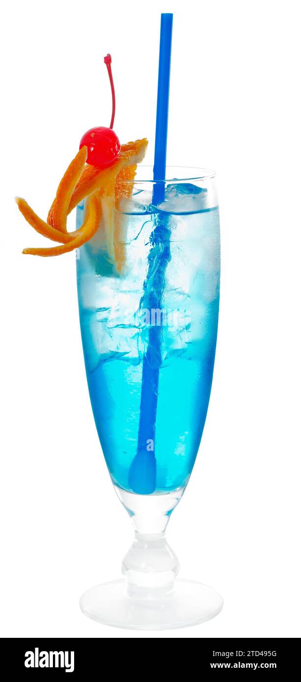 Cocktail long drink bleu avec garniture orange et cerise et paille bleue, isolé sur fond blanc, photographie culinaire Banque D'Images