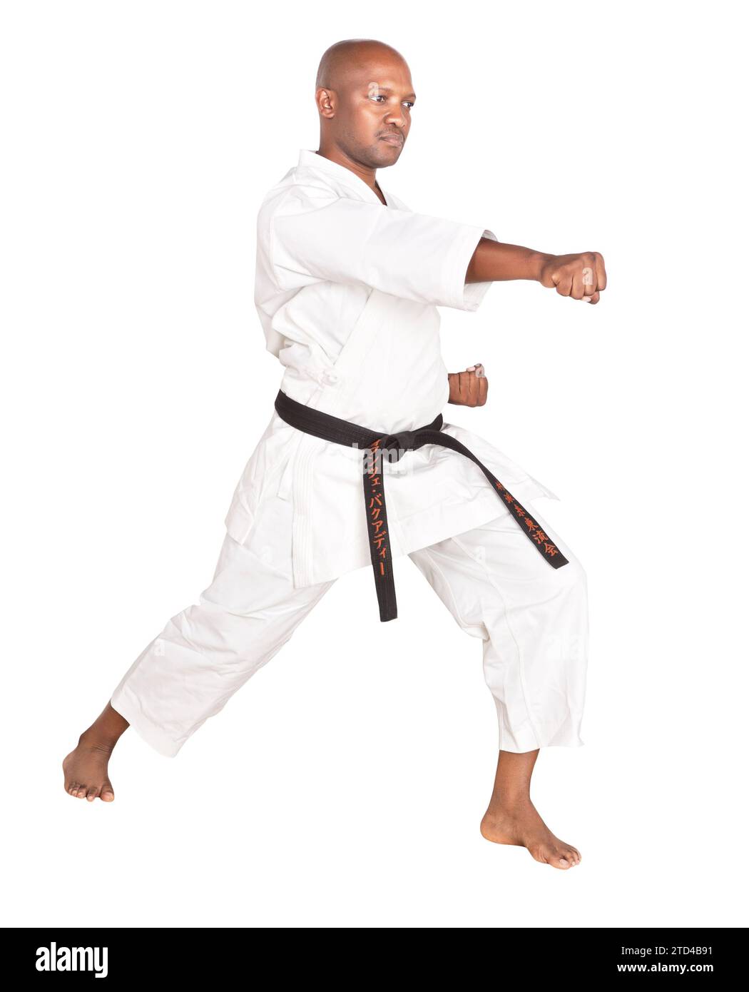 homme afro-américain dans un uniforme traditionnel de karaté blanc gi s'exerçant pour le combat, isolé sur fond blanc Banque D'Images