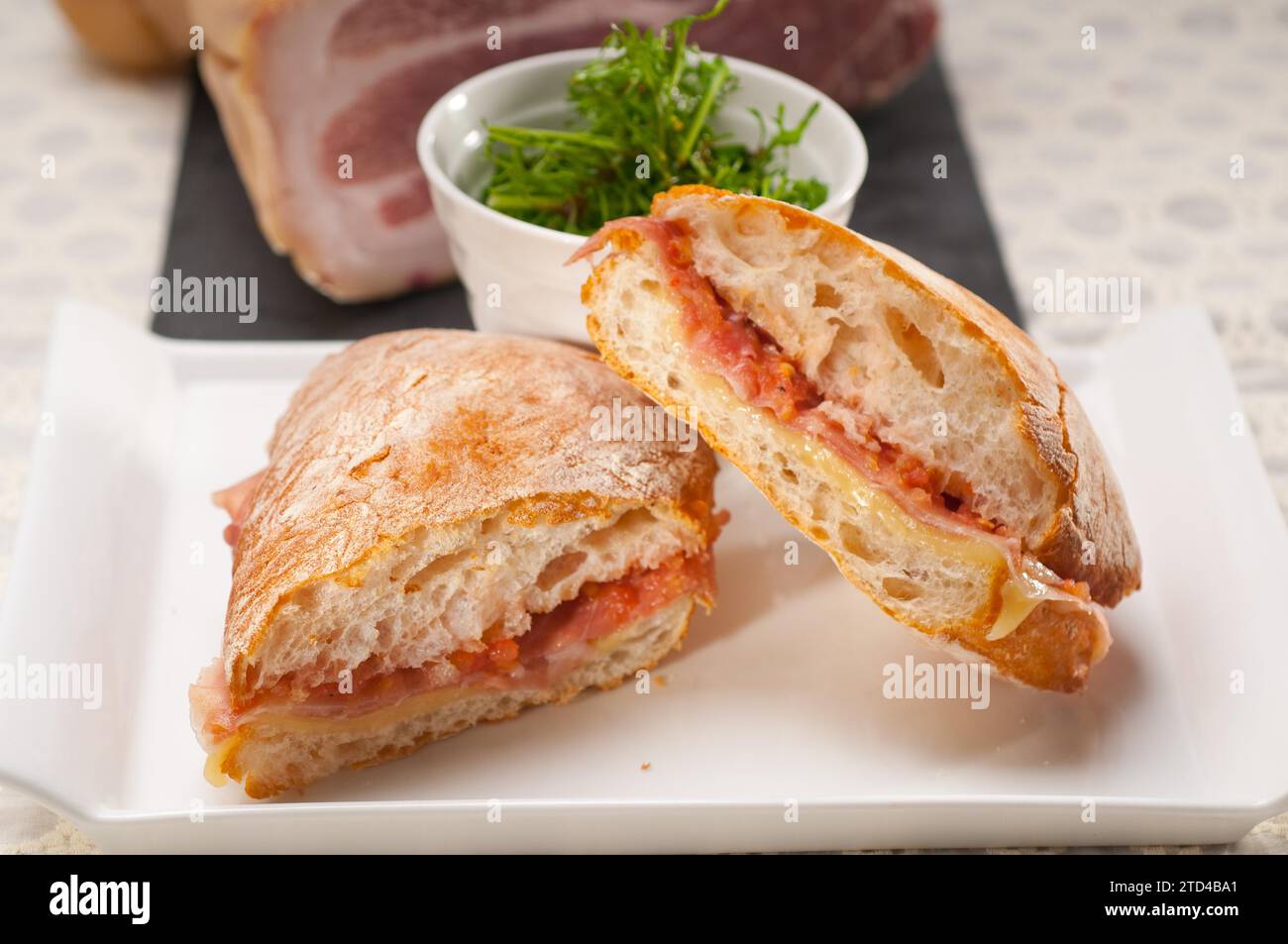 Sandwich panini ciabatta italien avec jambon de parme et tomate, photographie culinaire Banque D'Images