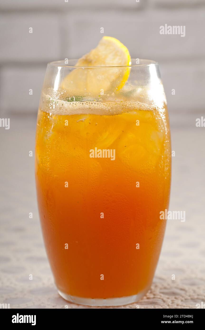 Rafraîchissant thé glacé gros plan avec des feuilles de citron et de menthe, photographie alimentaire Banque D'Images