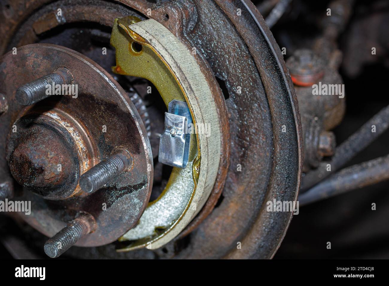 Réparation d'un frein de parking, remplacement des plaquettes de frein sur disques Banque D'Images