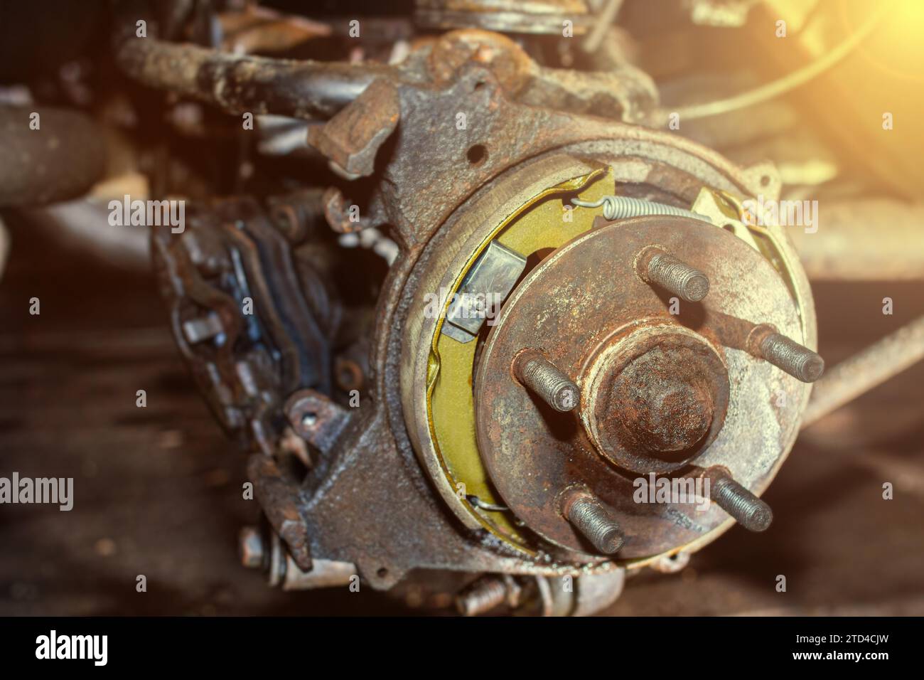 Réparation d'un frein de parking, remplacement des plaquettes de frein sur disques Banque D'Images