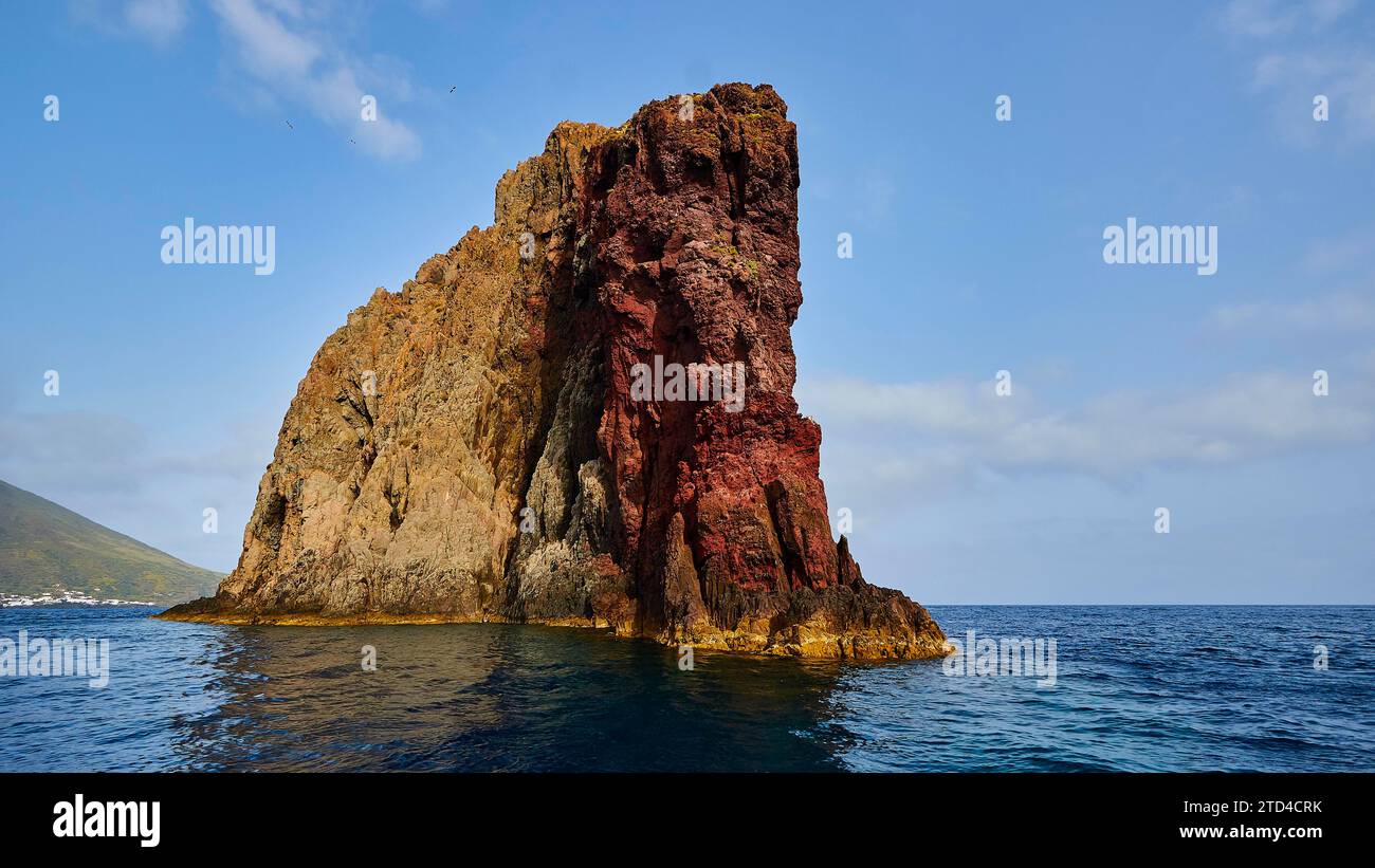 Mammouth, contour d'un mammouth, mur de lave rouge, roche de lave colorée, Strombolichio, petite île de roche volcanique au large de Stromboli, île volcanique Banque D'Images