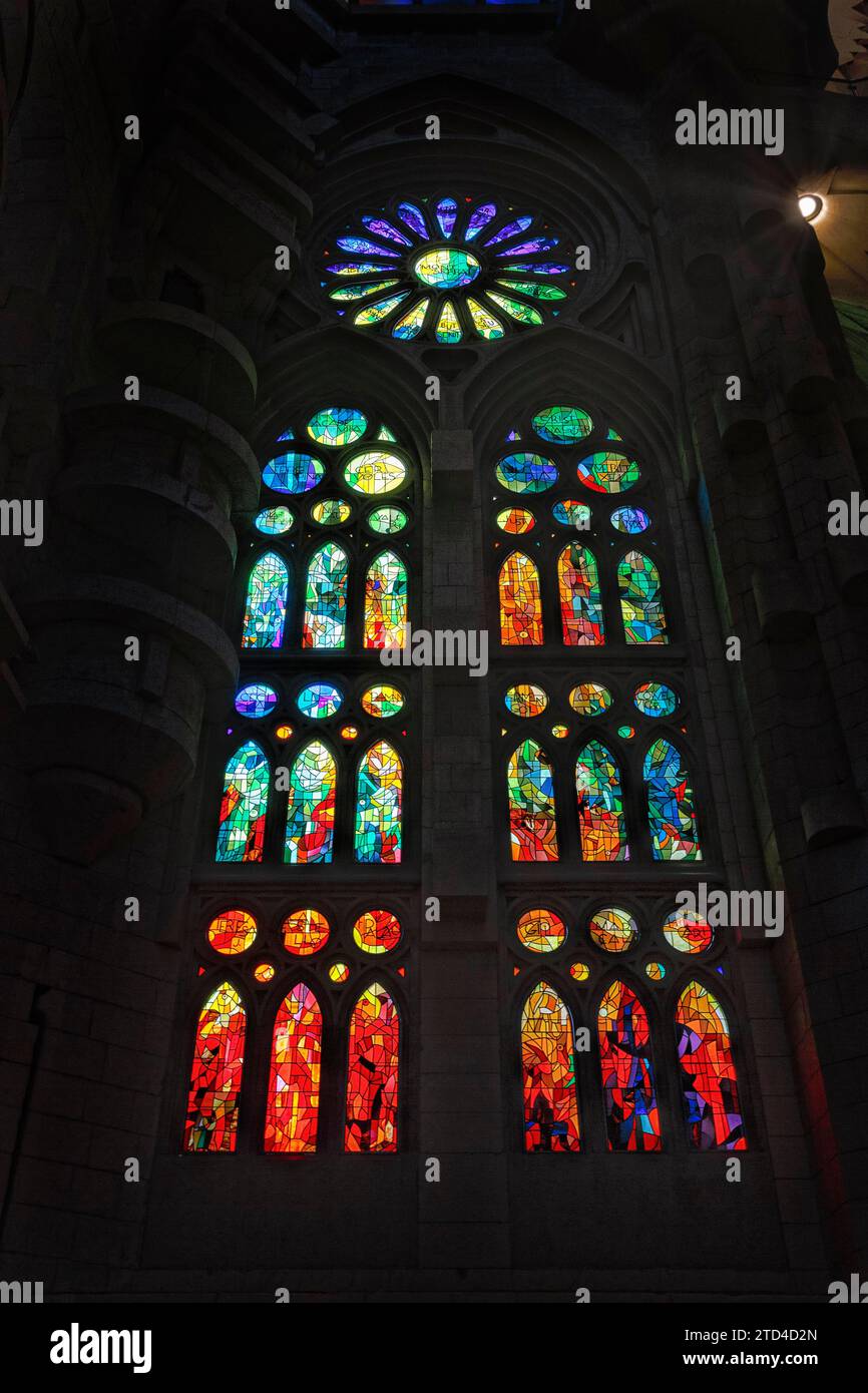Vitraux artistiques, rétro-éclairage, vue intérieure, Sagrada Familia, architecte Antoni Gaudi, Barcelone, Espagne Banque D'Images