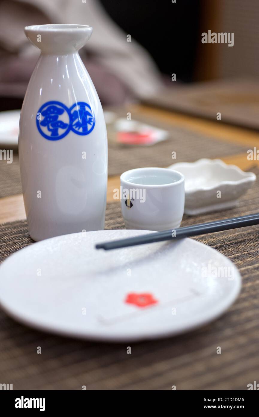 Ensemble de tables de style japonais et bouteille de sake et tasse Banque D'Images